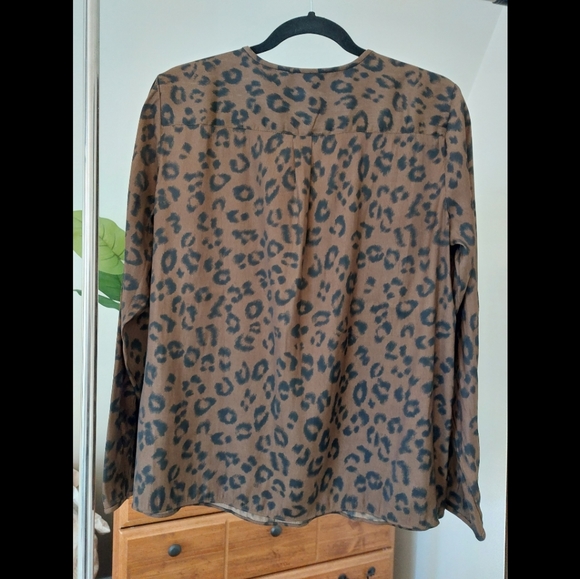 Banana Republic leopard print blouse - Picture 2 of 6
